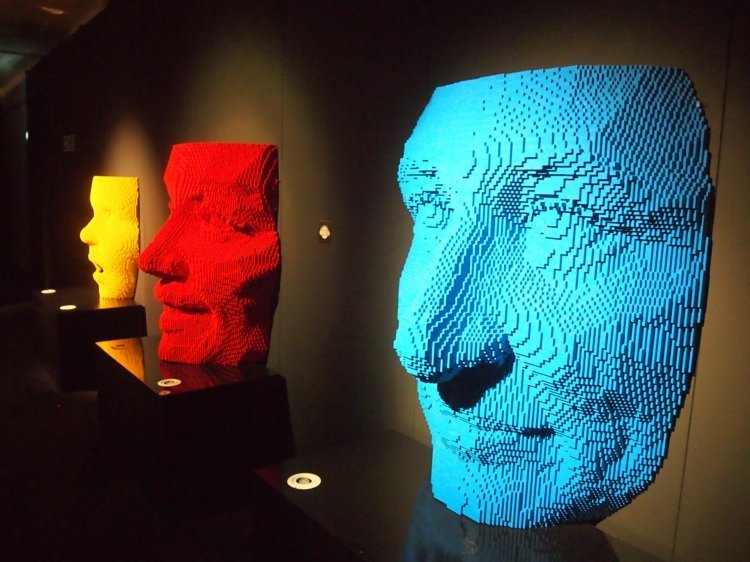 Masky vyrobené z Lega sú k dispozícii v rôznych farbách art-lego-detaily-masky-tváre-svetlo-modrá