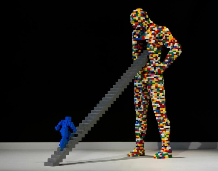 Farebné lego tehly a schodisko umenie z lega farebno-ľudské-schody-sivé