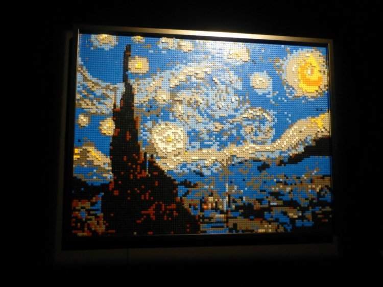 Lego obrazy majú pixelový vzhľad umenie-lego-výstava-zbierka-obrazy-nathan-sawaya-obloha