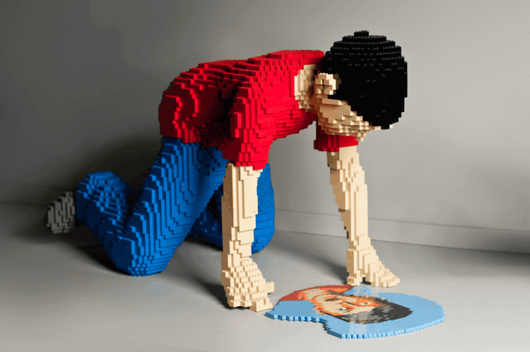 Umelecky poukladajte stavebné bloky - chlapec s odrazom v zrkadle umenie-lego-chlapec-postava-mláka-zrkadlo-obraz