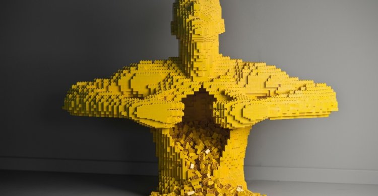 Lego art v žltej farbe umenie z lega muž-postava-žlté-stavebné bloky-trhajúce hrudník
