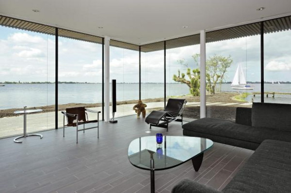 Obývacia izba s modernou architektúrou na vidieku moderný interiér v obývačke