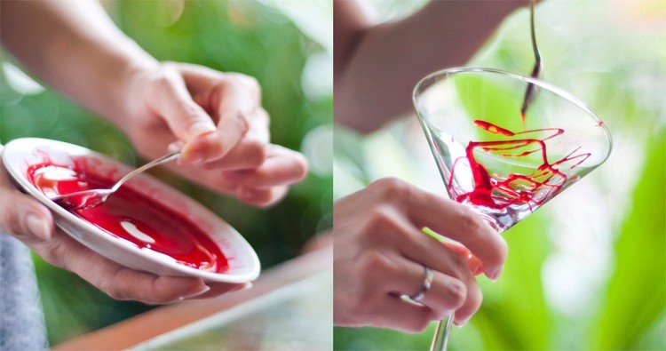 červená falošná krv vyrobená z medu a potravinárskych farbív Make-your-own-fake-blood-recept-martini-okuliare-party-ozdobiť