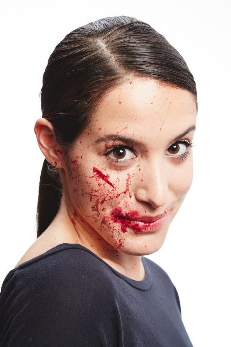 jednoduché halloweenske líčenie s falošnou krvou Vyrobte si falošnú krv sami make-up-návod-krvavé škvrny-tvár-ústa