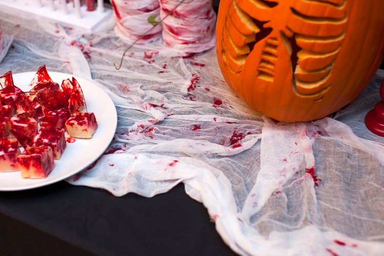 Ozdobte gázové obväzy falošnou krvou ako bežci na Halloween Make-your-own-falošný-krv-stôl-dekorácia-stolík bežec-hygienické vložky-škvrny