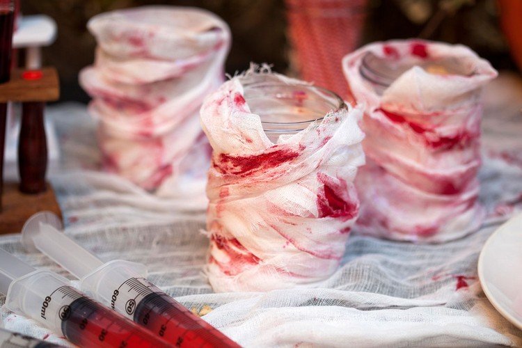 Ozdobte lampióny na Halloween - okuliare v gázových obväzoch Urob si sám svoju vlastnú tabuľku dekorácií lampióny gázové obväzy krvavé škvrny
