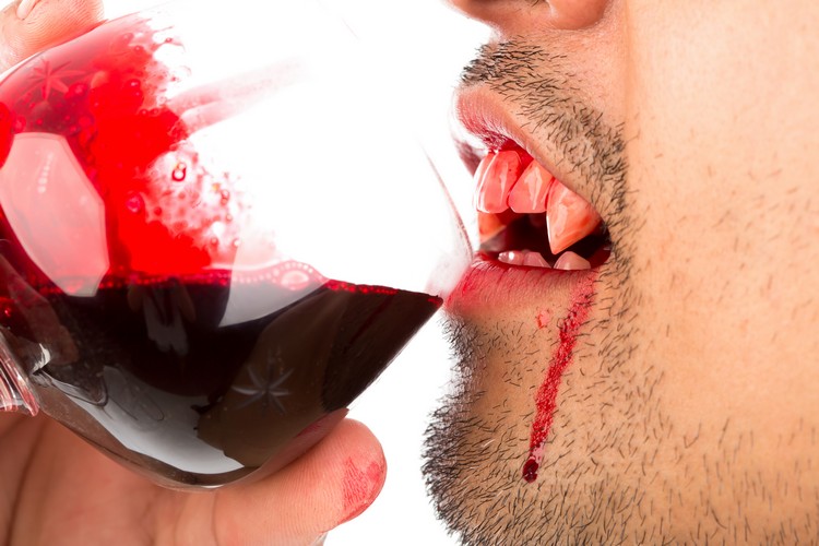 Falošná krv v pohári pre upírsky kostým na Halloween Vyrobte si falošnú krv sami recept-halloween-kostým-upír-nápoje-krv