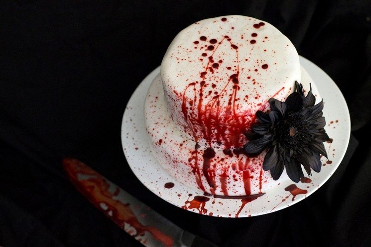Pripravte si na Halloween dvojposchodový koláč s falošnou krvavou ozdobou Make-it-yourself-falošná krv-halloween-torta-krvavé škvrny-čierny kvet