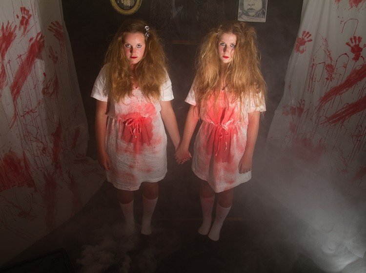 strašidelné halloweenske kostýmy pre dve ženy halloween-kostým-strašidelné-dve-ženy-krvavé oblečenie
