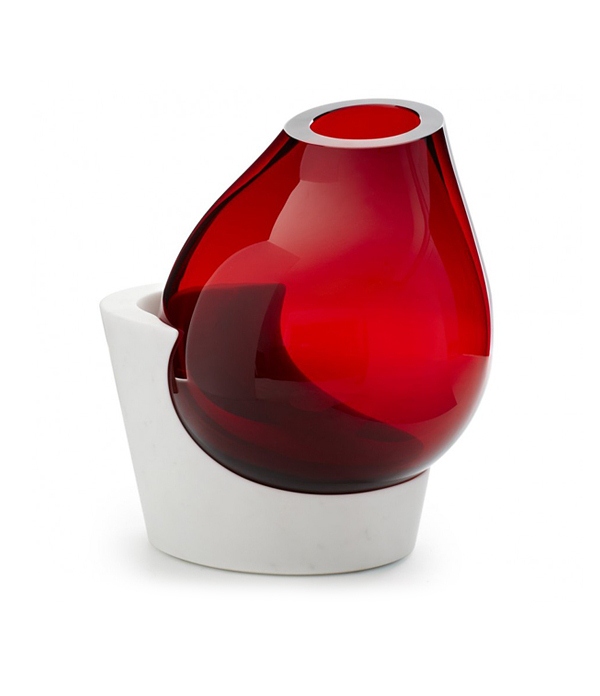 dom s červenou vázou zdobí mramorovú konštrukciu malý ozdobný mramorový rám