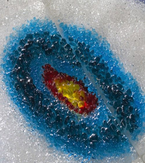 ozdobená zaujímavá kúpeľňa s modrým mozaikovým obkladom zaujímavá kúpeľňa z mozaikovej dlažby