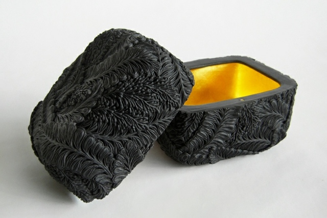 čierny lesklý povrch vo vnútri, štýlový dizajn