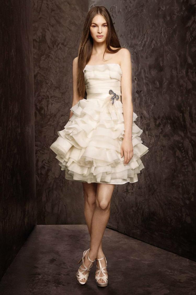 krátke-svadobné-šaty-volániky-sukňa-vysoké podpätky-bez ramienok