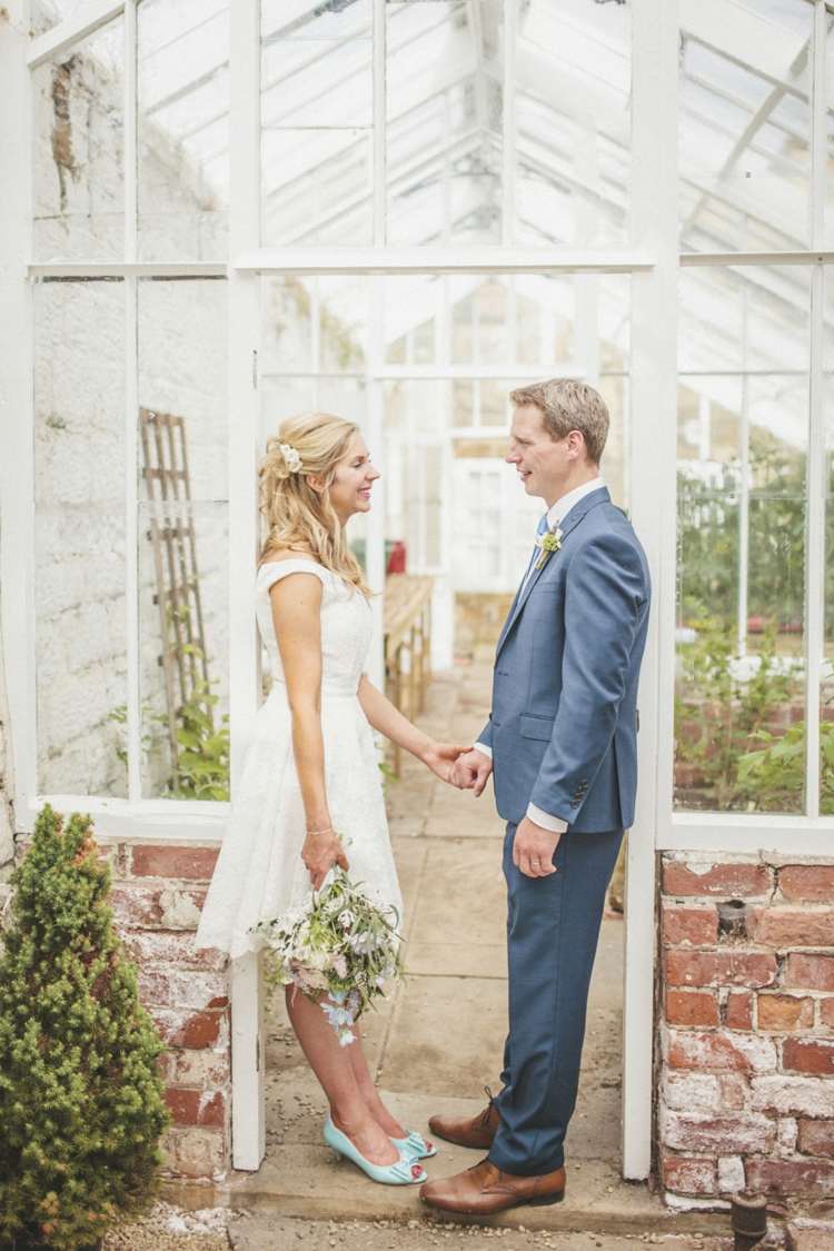 krátke-svadobné-šaty-topánky-akcent-svetlo-modré-peeptoes-ženích