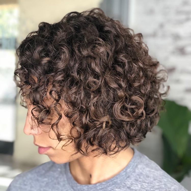 Účes s prírodnými kučerami - bob po bradu