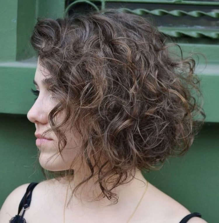 Prirodzené kučery dĺžka brady s asymetrickým účesom bob