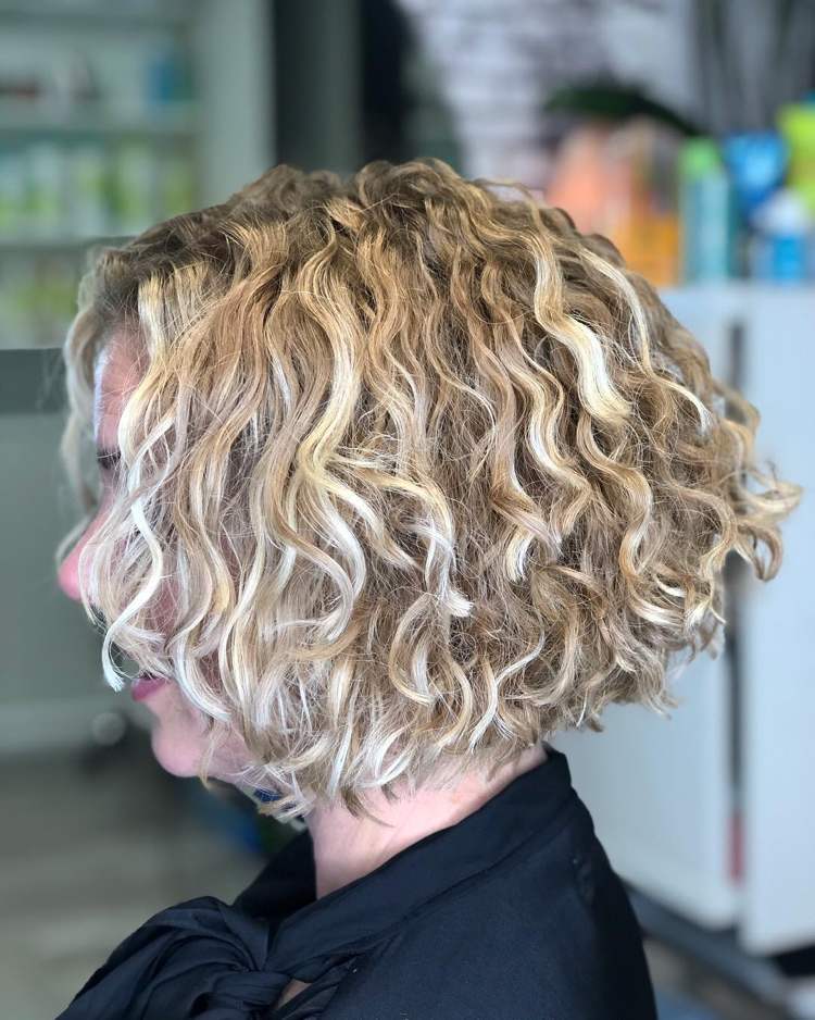 bob účes pre prírodné kučery asymetrické