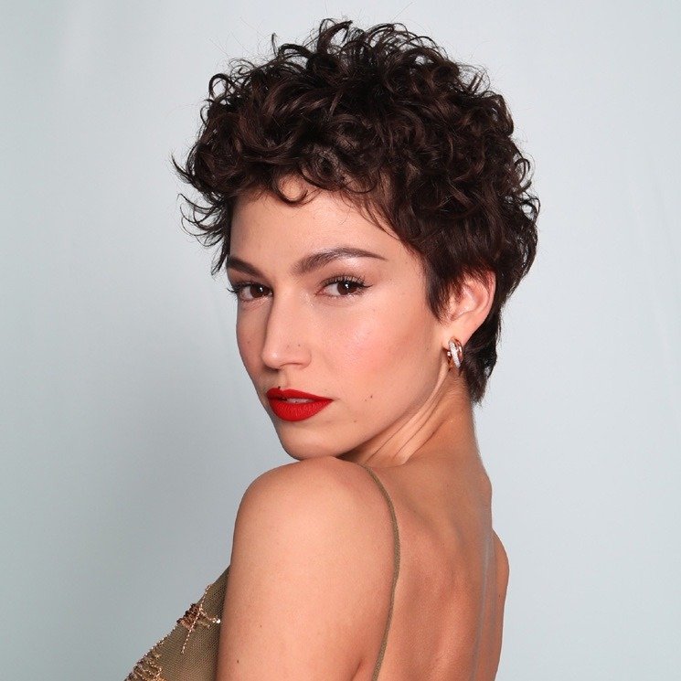 Pixie krátky strih s prírodnými kučerami Ursula Corbero