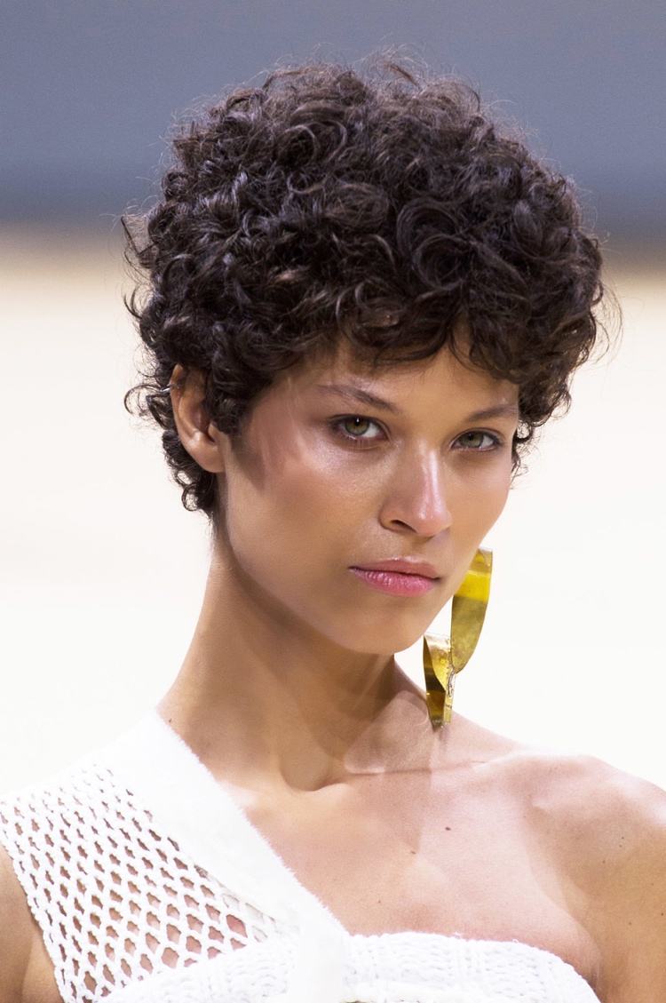 prírodný kučeravý účes krátky