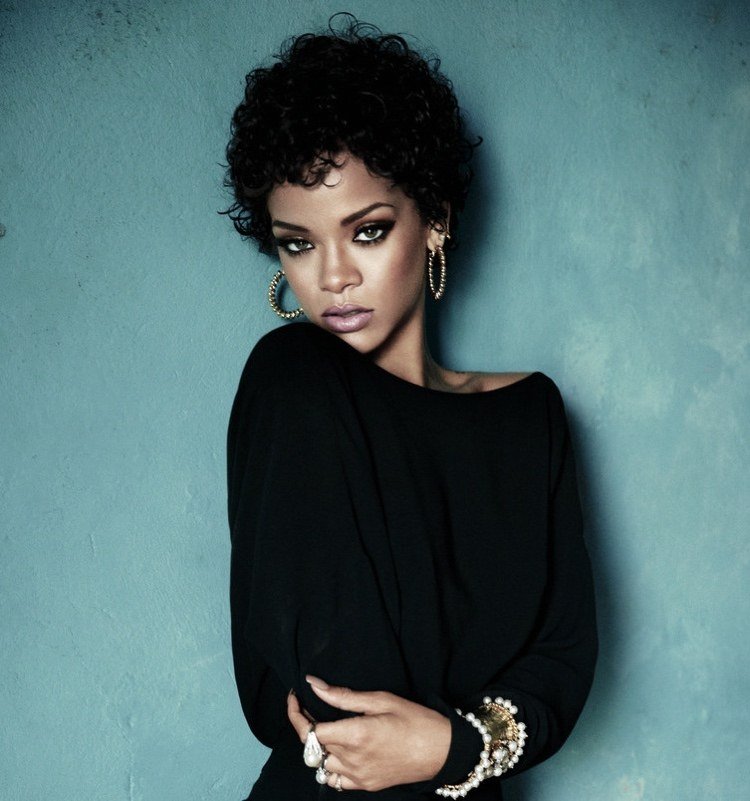 prírodný kučeravý strih krátkeho strihu pixie