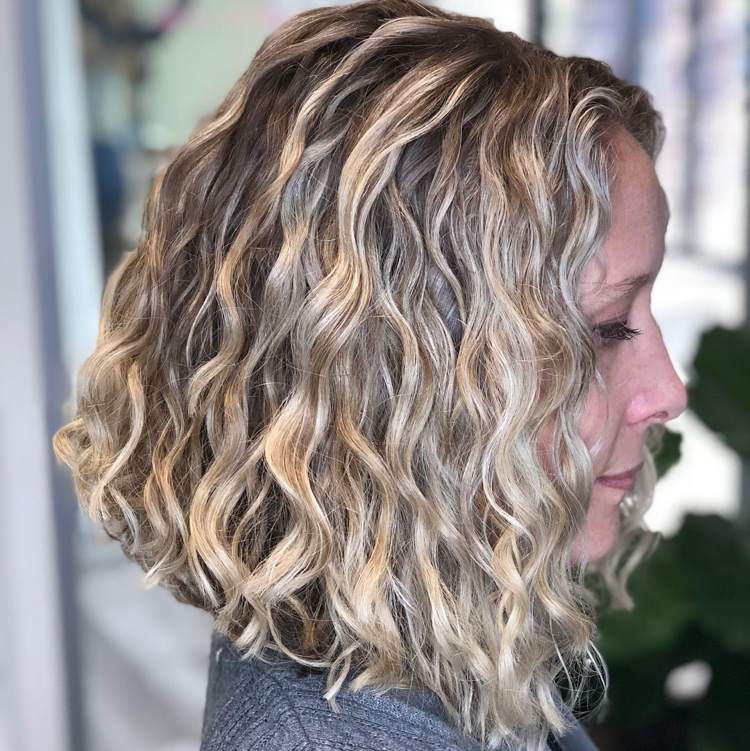 Dlhý bob s prírodnými kučerami vpredu, dlhý vzadu, krátky