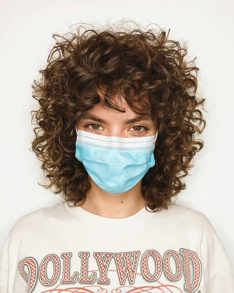 Shag účes s kučerami a ofinou