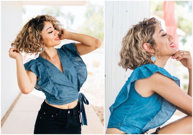 krátky bob s prírodnými kučerami a melírmi