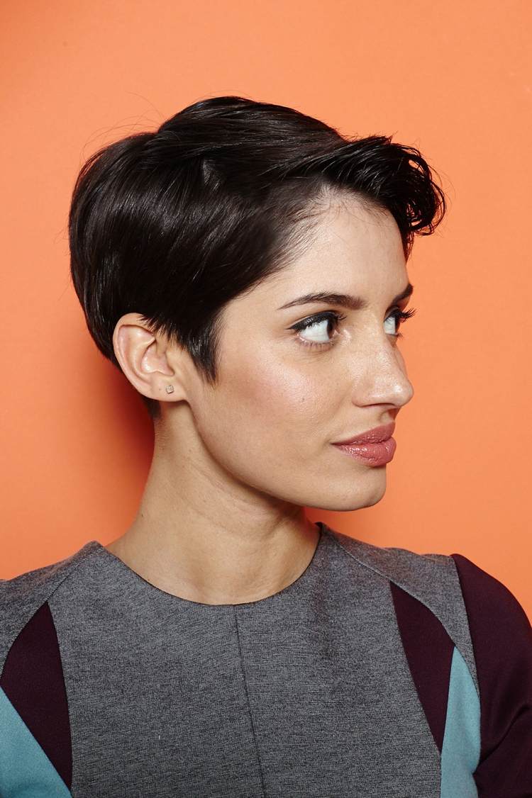 krátke účesy-inštrukcie-pixie-ofina-bruneta