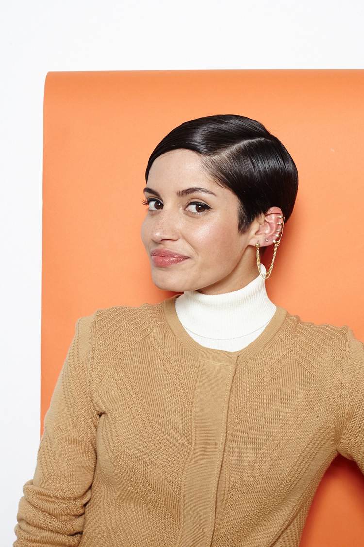 krátke vlasy-štýl-návod-pixie-strana lúčenie-hladké-elegantné