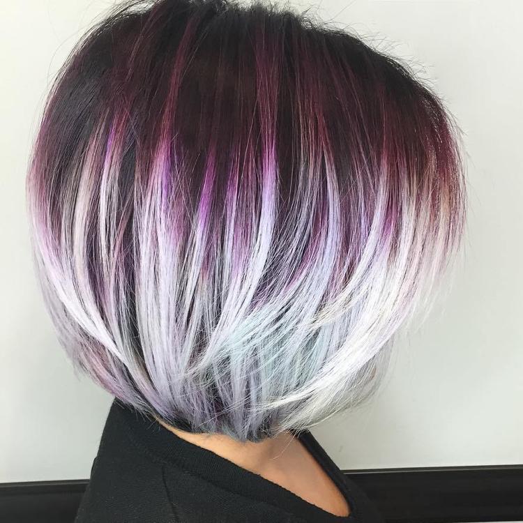 krátky bob vzhľad trend purpurová trend farba vlasov