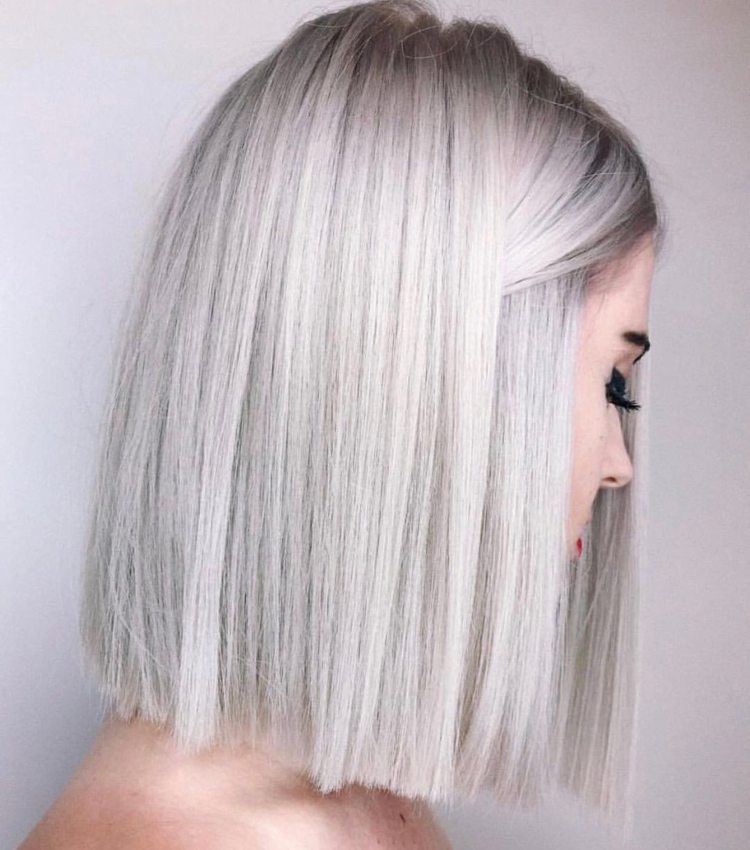 krátky bob vzhľad trend hladký strieborný blond