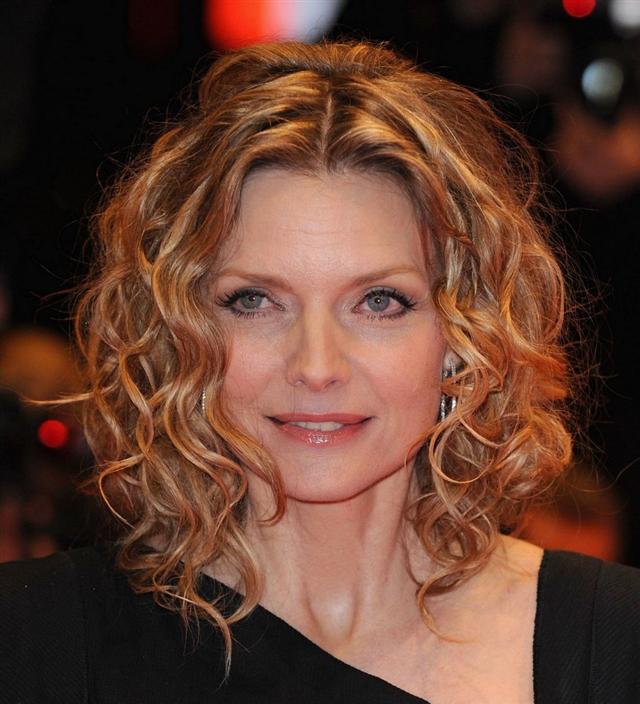 faux bob kučery slamová farba lesk Michelle-Pfeiffer-Curls-krátke-blond