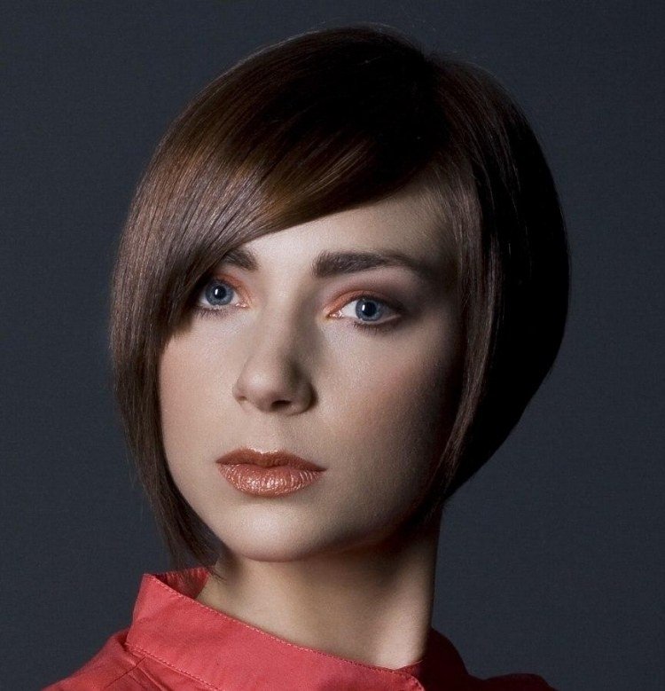 asymetrické strihy sú skvelé pre krátke vlasy Krátke účesy-asymetrické-bob-hnedé-vlasy-rúž-make-up