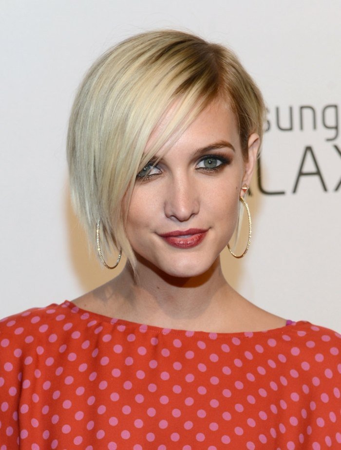 Ashlee Simpson s krátkym účesom - elegantný účes s bočným delením Ashlee-Simpson-krátke vlasy-elegantné-účes-bočné lúčenie