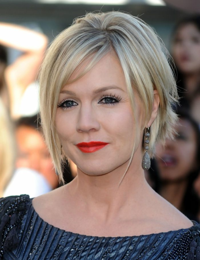 Elegantná krátka ofina Jennie Garth na strane účesu s ležérnym vzhľadom Jennie-Garth-krátky-účes-blond-ofina-bokom-štýlová