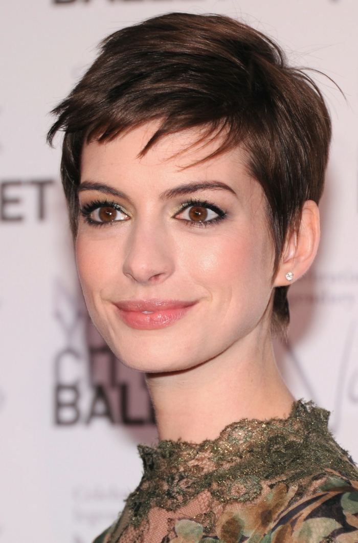 anne hathaway s krátkymi vlasmi a vrstveným chic účesom anne-hathaway-krátke vlasy-tier-cut-elegantné-účesy