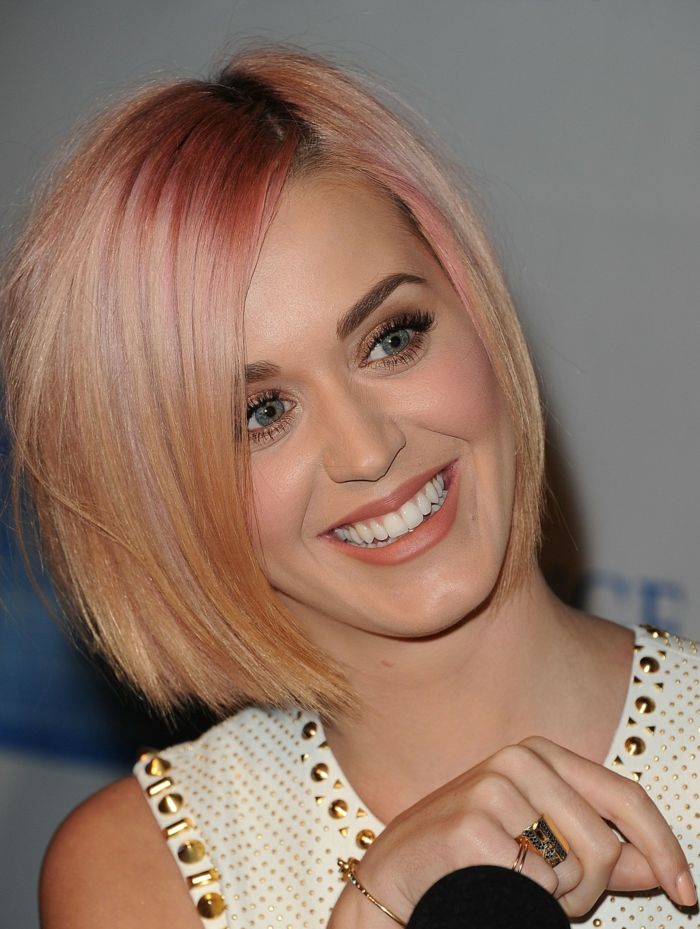 Katy Perry s výraznými ružovými melírmi krátkeho účesu Bob vlasy-krátky-účes-blond-ružový-efekt-melír