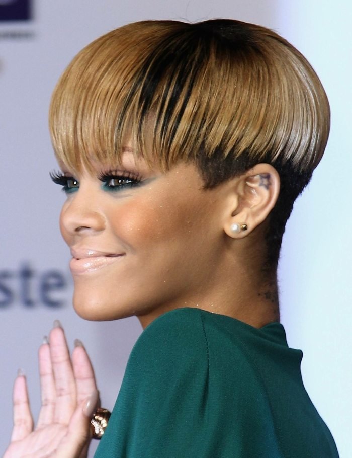 rihanna krátky účes bob s podrezanými blond melírmi rihanna-krátky-účes-podrezaný-bob-blond-bruneta