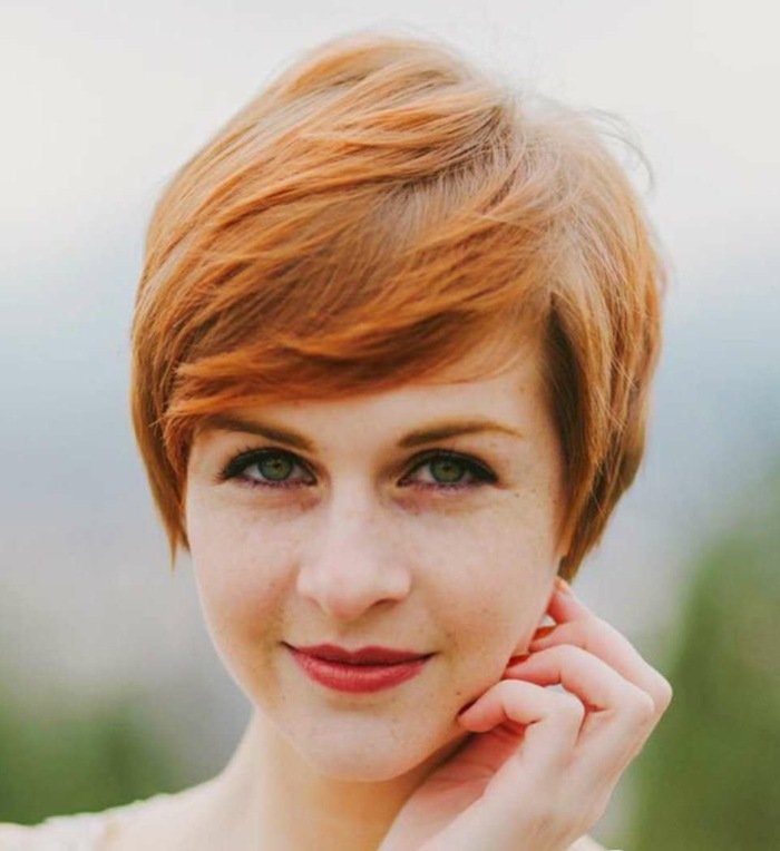 krátke červené vlasy s nápadmi na účesy s bočným poníkom červené-krátke-vlasy-ofina-účes-elegantné