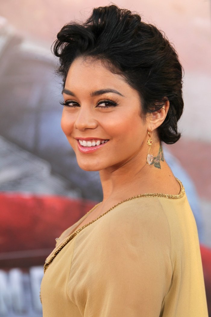 Vanessa Hudgens krátky účes čierne vlasy elegantne štýl čierne vlasy-krátky-účes-dámy-elegantný-trend