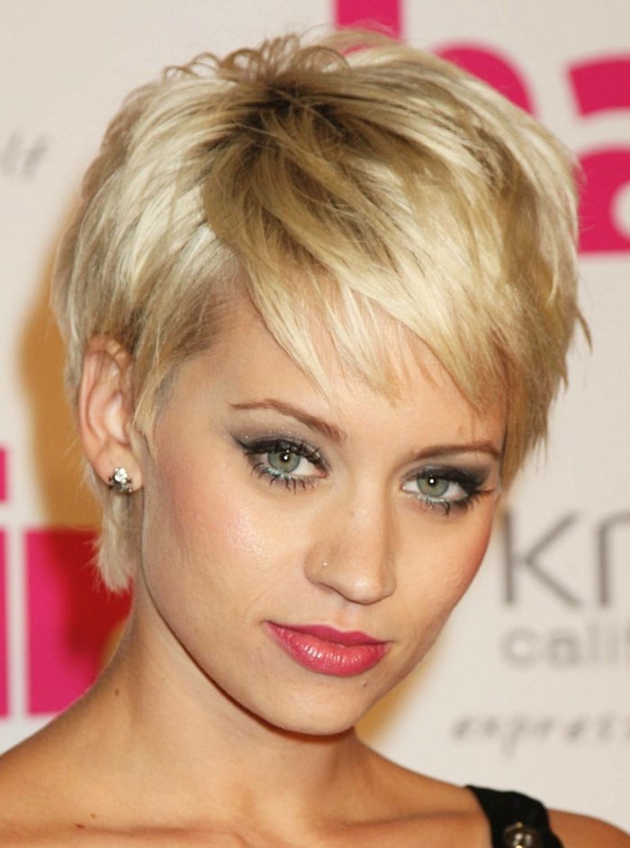 elegantný krátky účes s ležérnymi nápadmi na poníka pre blond dámy elegantné-krátke-účesy-ofina-široké-blond-vlasy-dámy
