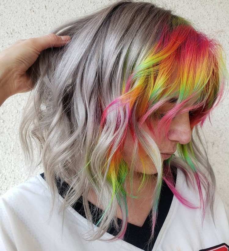Trendy vlasov s dúhovými vlasmi 2021 krátke vlasy sivých vlasov