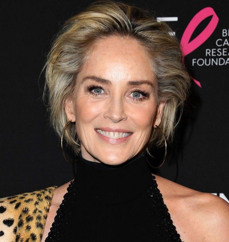 Účesy Sharon Stone umožňujú šedým vlasom prerásť