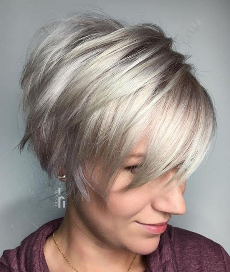 Pixie strih s bočnou ofinou krátky účes sivé vlasy
