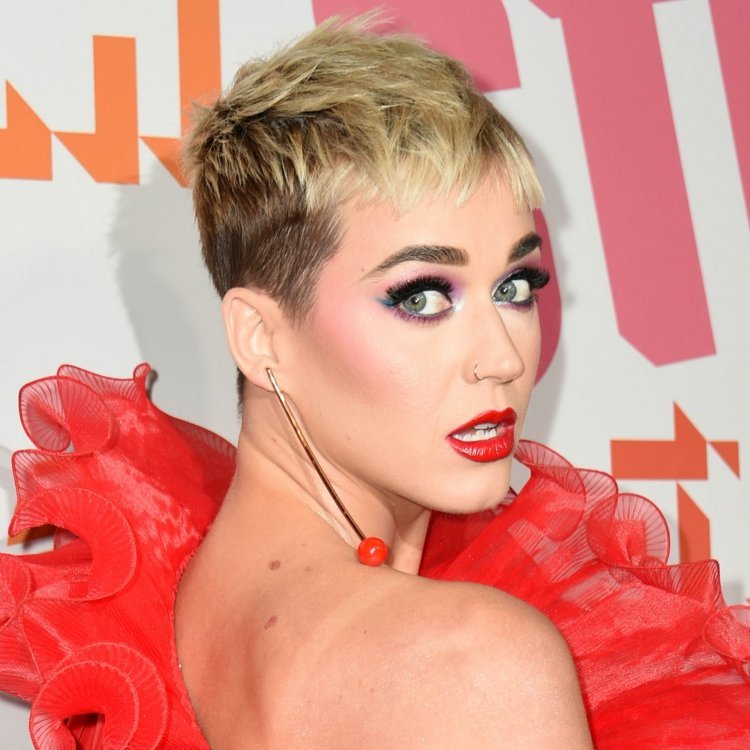 katy perry krátke vlasy ženy 2018 blond horné vlasy upravené dopredu