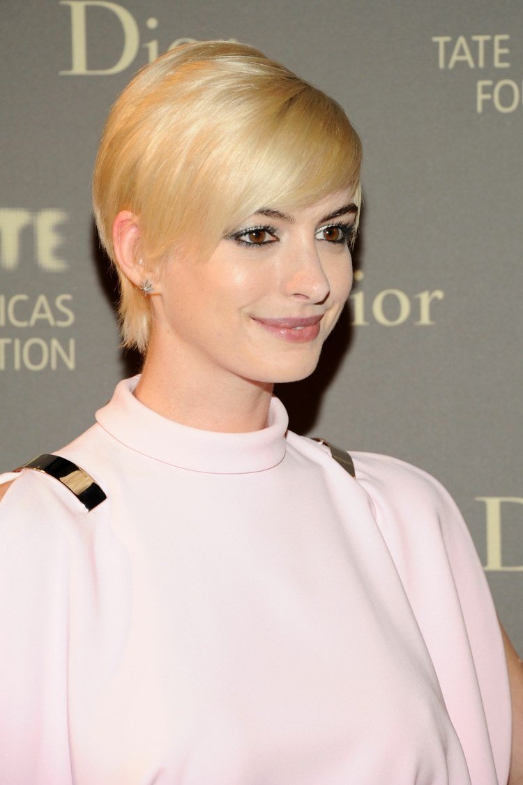 rovné krátke účesy 2018 trend blond ofina