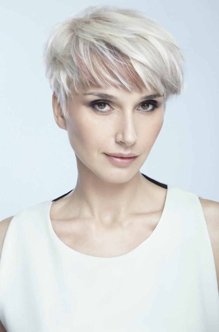 krátke vlasy trendové účesy ofina pixie blond