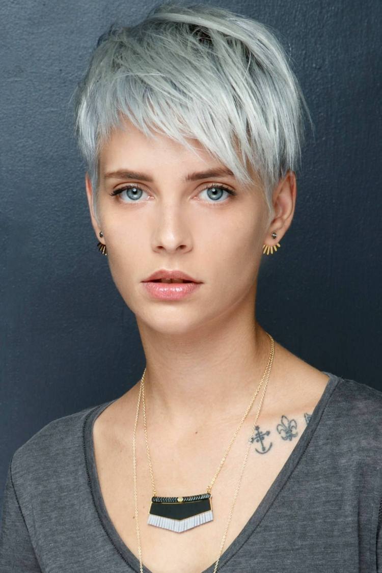 jemné vlasy krátke účesy 2018 ženy sivá blond