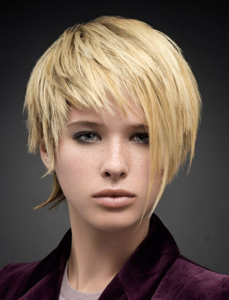 krátke účesy 2018 odstupňovaná asymetrická blond ofina