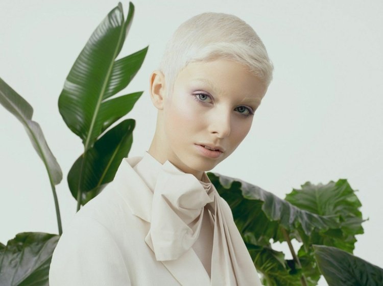 extrémne krátke vlasy jaseň blond vlasy
